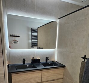 Shower, hair dryer, towels