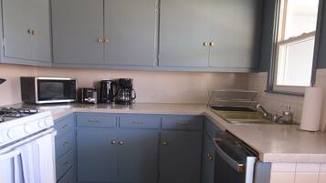 Microondas, horno, parrilla de estufa y lavavajillas