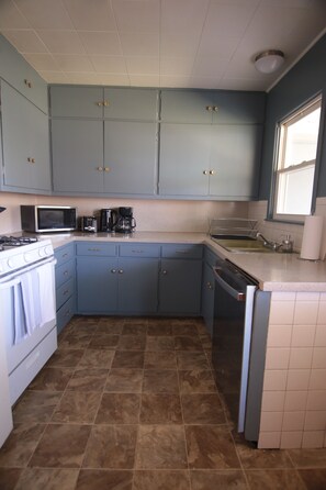 Microwave, oven, stovetop, dishwasher - The Blue Cottage: charming 3-bedroom house in Lubbock, family-friendly (Lubbock)