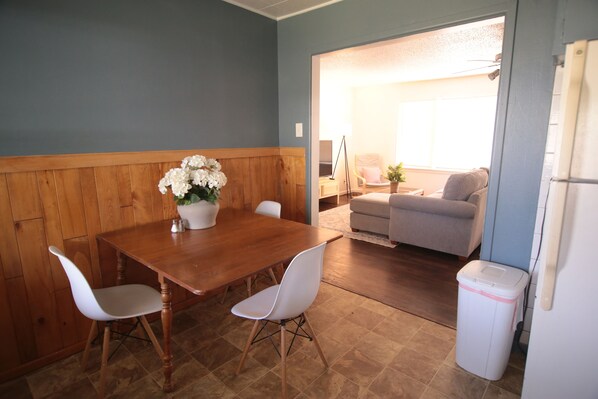 Dining - The Blue Cottage: charming 3-bedroom house in Lubbock, family-friendly (Lubbock)