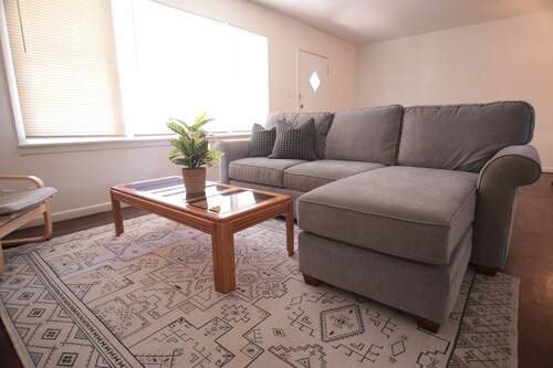 The Blue Cottage: charming 3-bedroom house in Lubbock, family-friendly