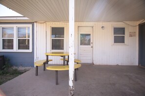 Outdoor dining - The Blue Cottage: charming 3-bedroom house in Lubbock, family-friendly (Lubbock)