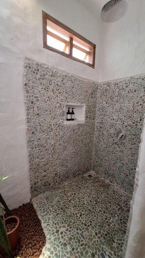 Bany | Dutxa, assecador de cabells, tovalloles i sabó 