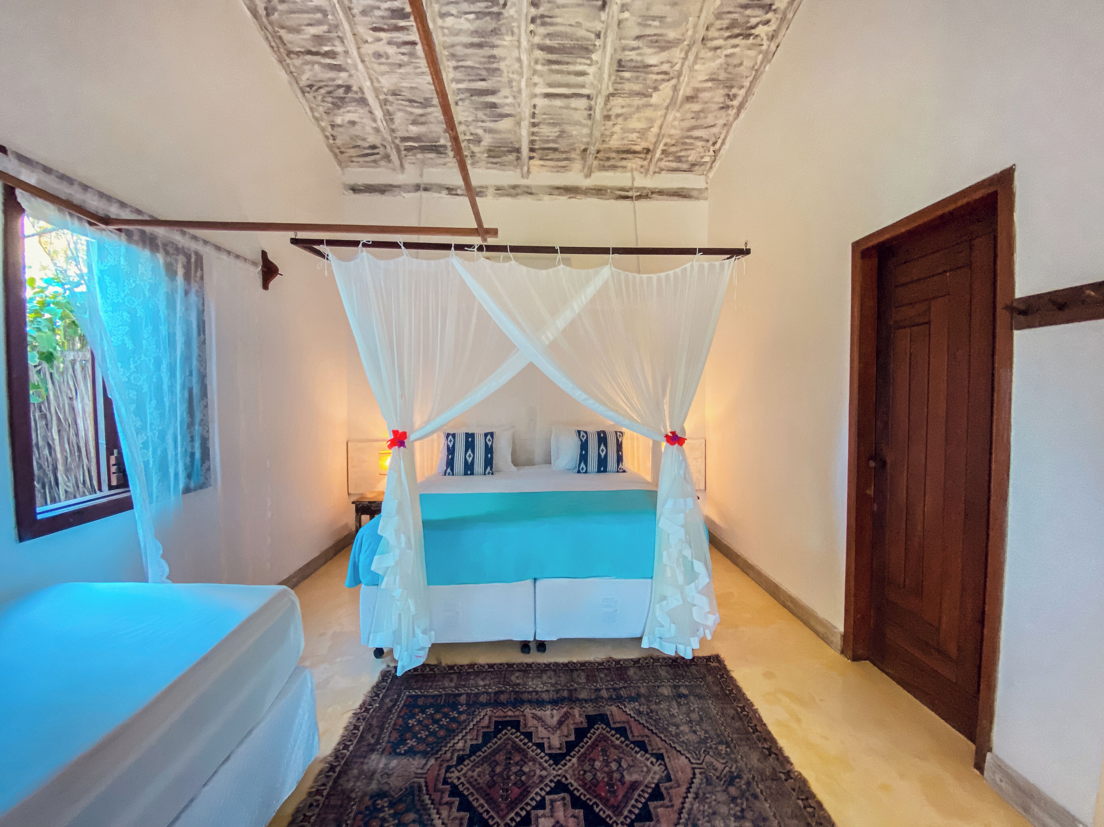 Caja de seguridad en la habitación y tabla de planchar con plancha 