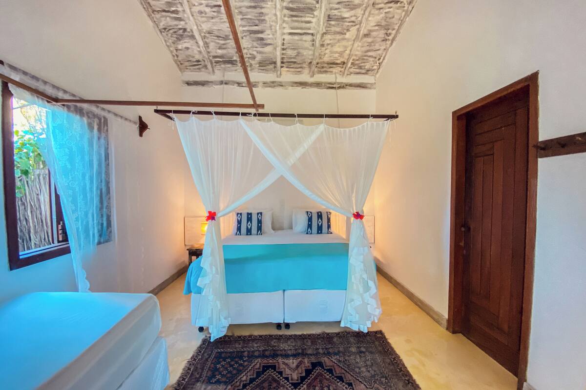 Standard-chalet, lanai, näköala puutarhaan | Tallelokero huoneessa, silitysrauta/-lauta