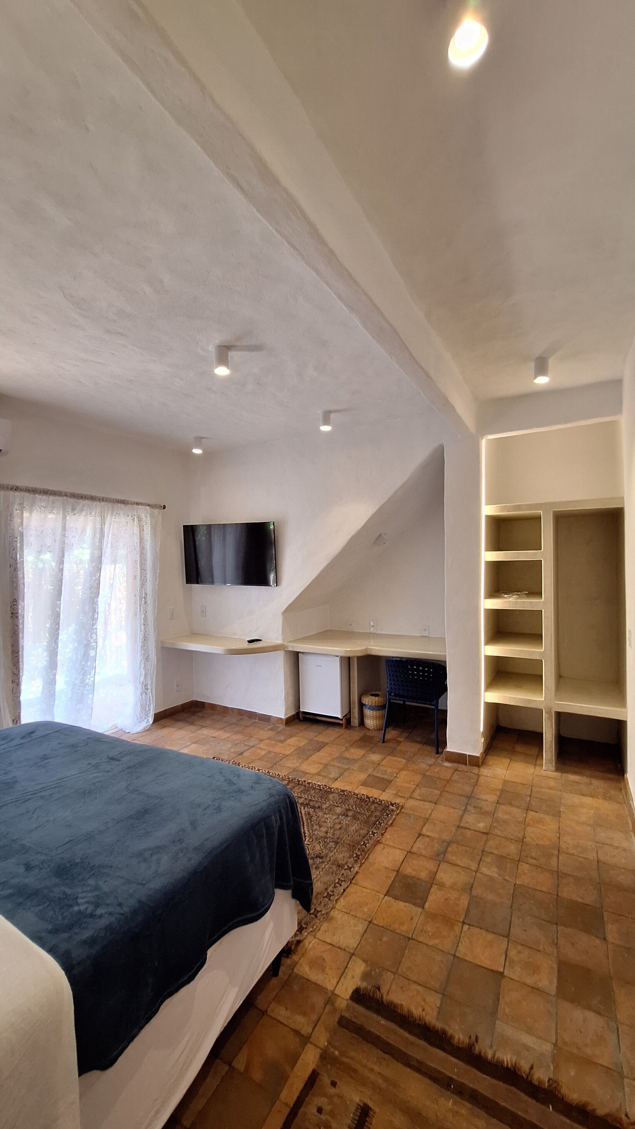 Caja de seguridad en la habitación y tabla de planchar con plancha 