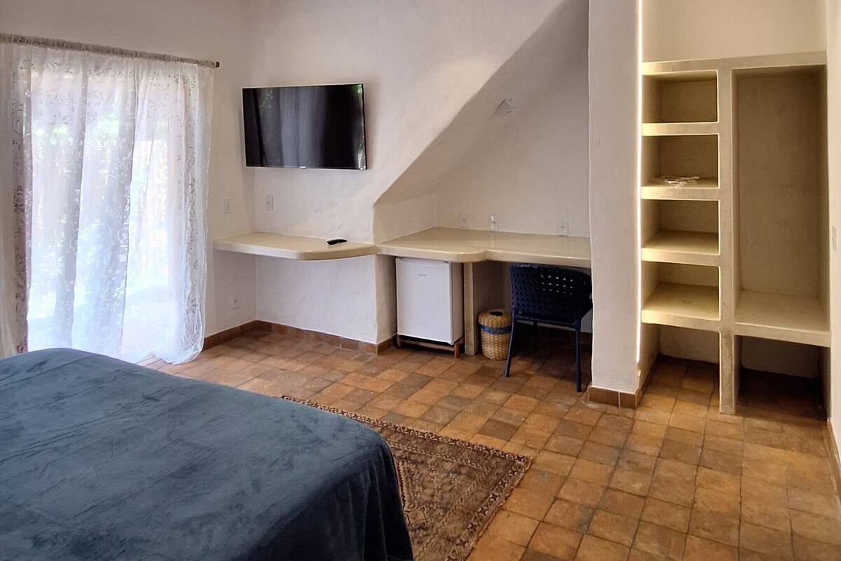 Superior-sviitti, osittainen merinäköala | Tallelokero huoneessa, silitysrauta/-lauta