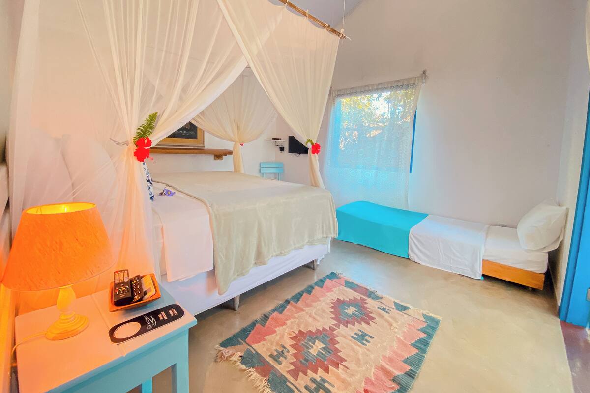 Kahden hengen standard-huone, lanai, näköala puutarhaan | Tallelokero huoneessa, silitysrauta/-lauta