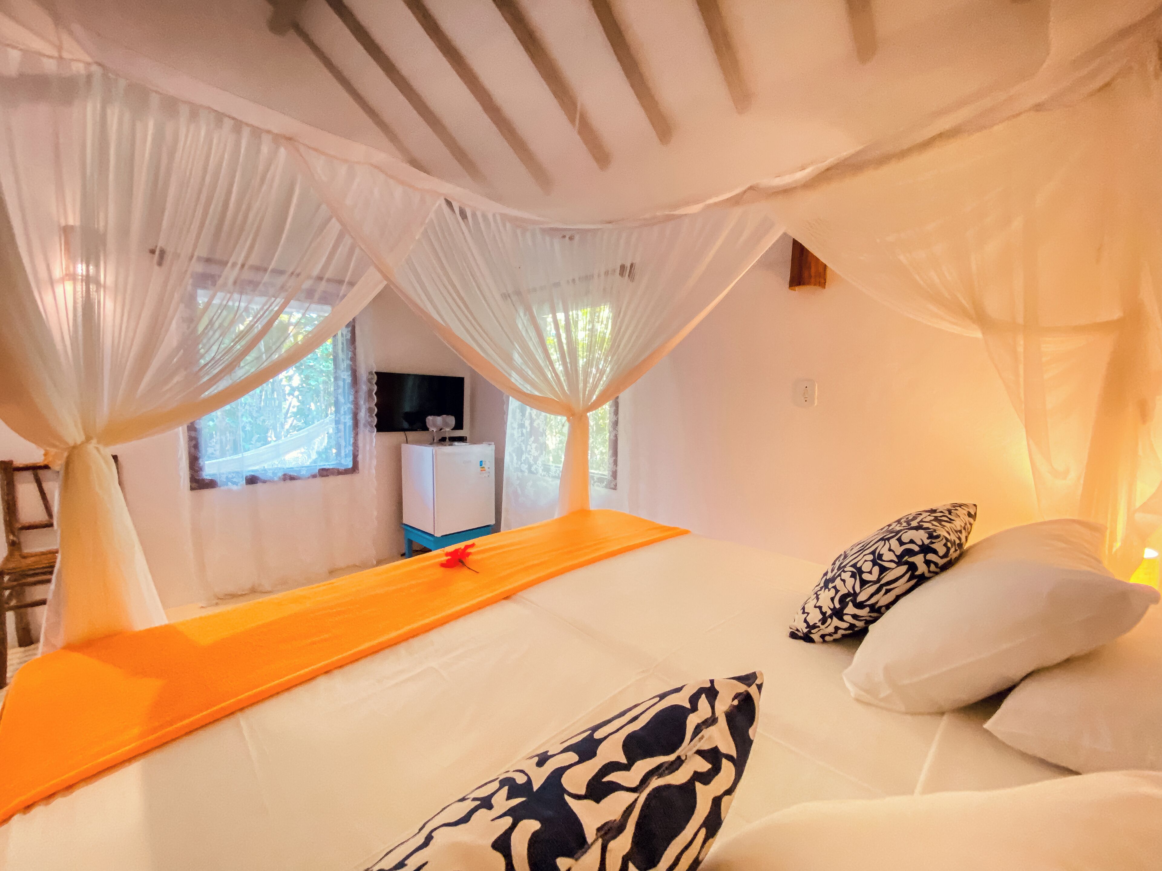 Caja de seguridad en la habitación y tabla de planchar con plancha 