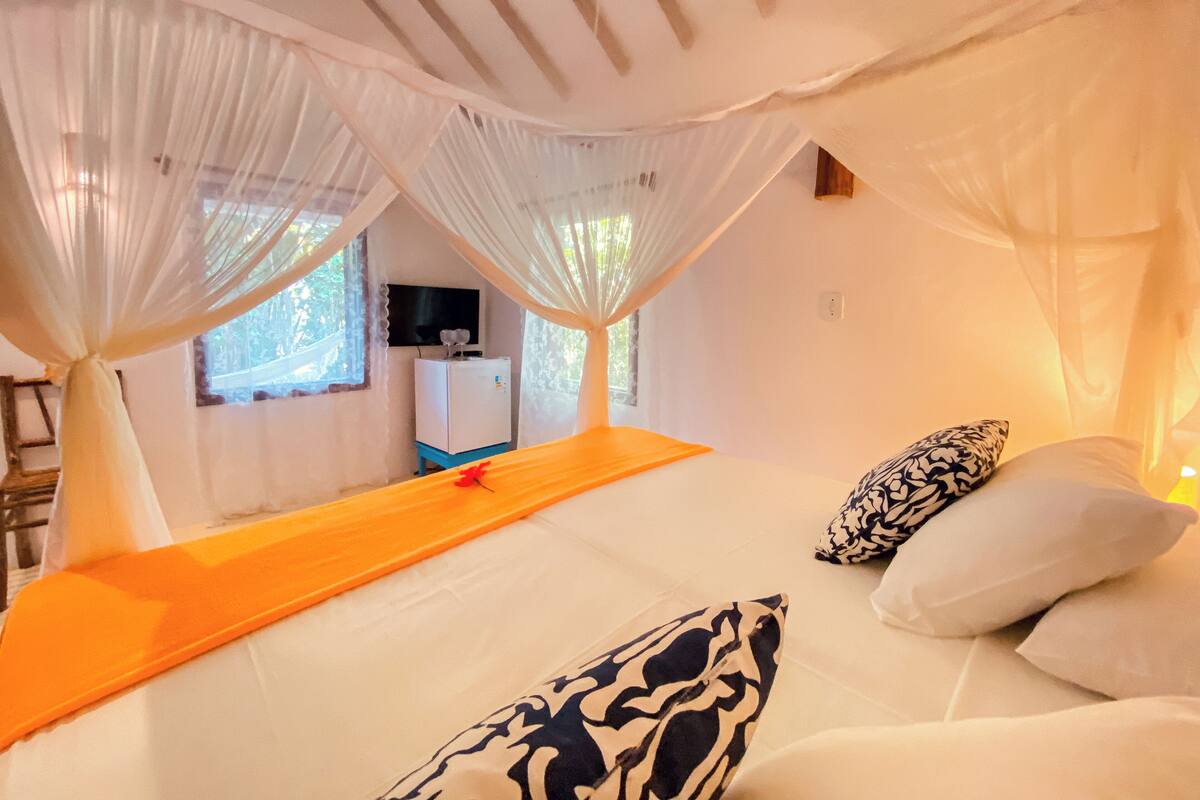 Perhechalet, lanai, näköala puutarhaan | Tallelokero huoneessa, silitysrauta/-lauta