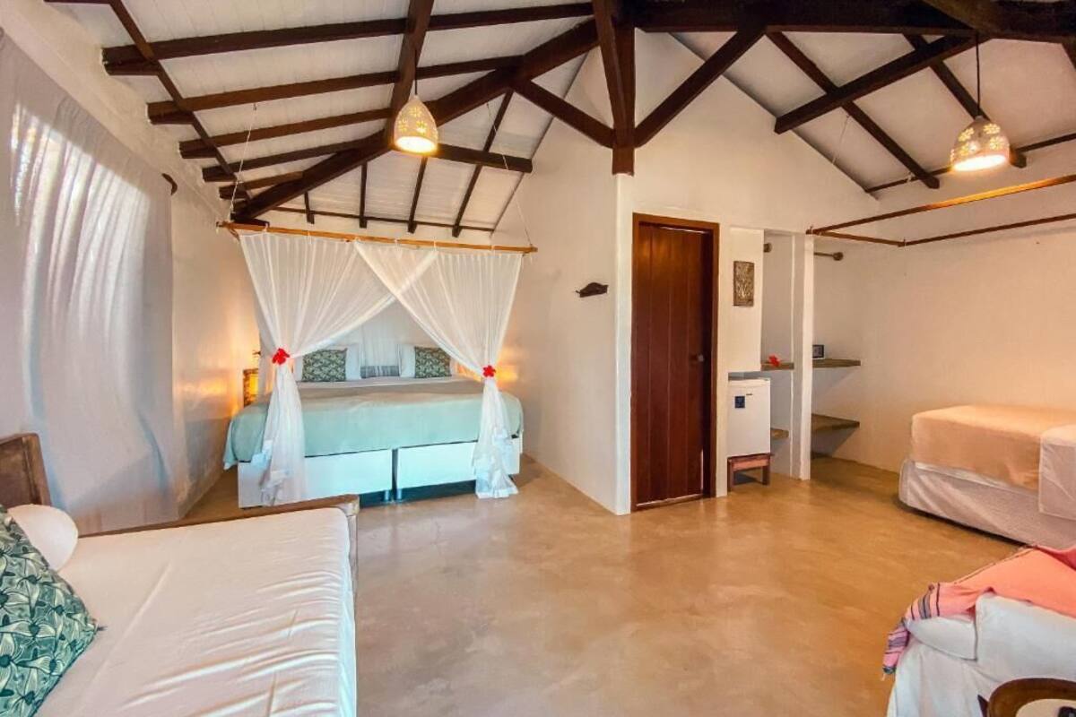 Tallelokero huoneessa, silitysrauta/-lauta