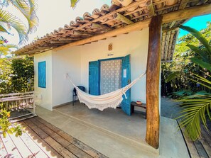 Quarto casal standard, varanda coberta, vista para o jardim | Terraço/pátio