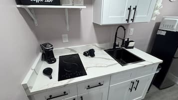 Refrigerador, microondas, parrilla de estufa y cafetera y tetera