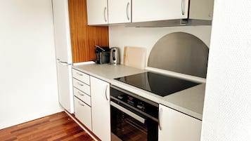 Køleskab, mikrobølgeovn, ovn, kogeplade