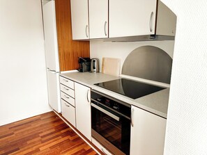 Fridge, microwave, oven, stovetop - Delux Apartment with Free Parking & Late Checkout on the Main Street (Herning)