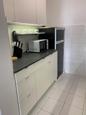 Oven, dishwasher, cookware/dishes/utensils