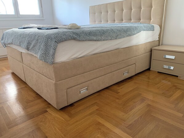 2 bedrooms, desk, iron/ironing board, free WiFi