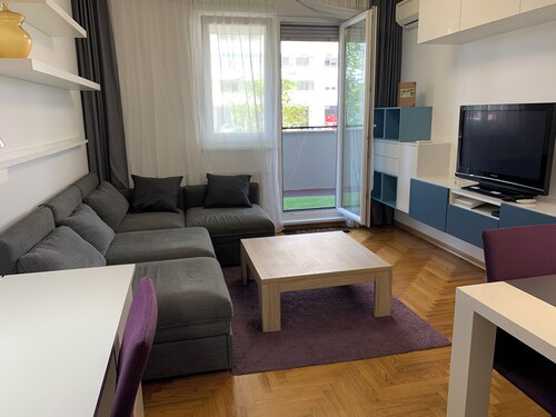 90sqm/Kingsize bed/terrace/privateparking/fastWIFI with AC in Zagreb near center