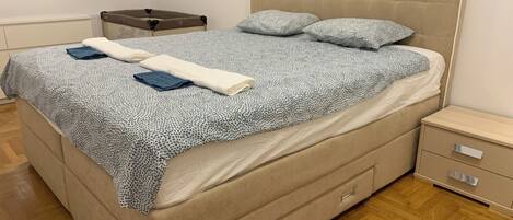 2 chambres, bureau, fer et planche Ă repasser, accĂšs au Wi-Fi (inclus)