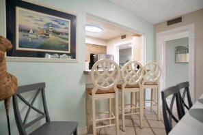 Dining - Spacious 3 Bedroom Condo Directly Across from the Beach and minutes to Coligny (Hilton Head Island)