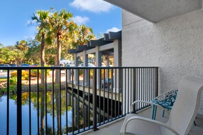 Property grounds - Spacious 3 Bedroom Condo Directly Across from the Beach and minutes to Coligny (Hilton Head Island)