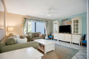 Smart TV, DVD player - Spacious 3 Bedroom Condo Directly Across from the Beach and minutes to Coligny (Hilton Head Island)