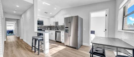 雪櫃、微波爐、焗爐、爐具