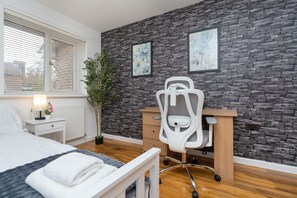 3 عدّة غرف نوم ومكواة/لوح كي وواي فاي مجانًا وملاءات أسرّة