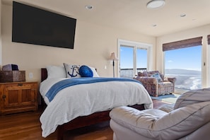 6 bedrooms, iron/ironing board, WiFi, bed sheets - Farol, by Vinifera Homes (Dillon Beach)