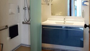 A bathroom with a shower, a sink, and a mirror. - Apart-hotel Quinta Das Eirinhas-jardim De Bonsai (Tavira)