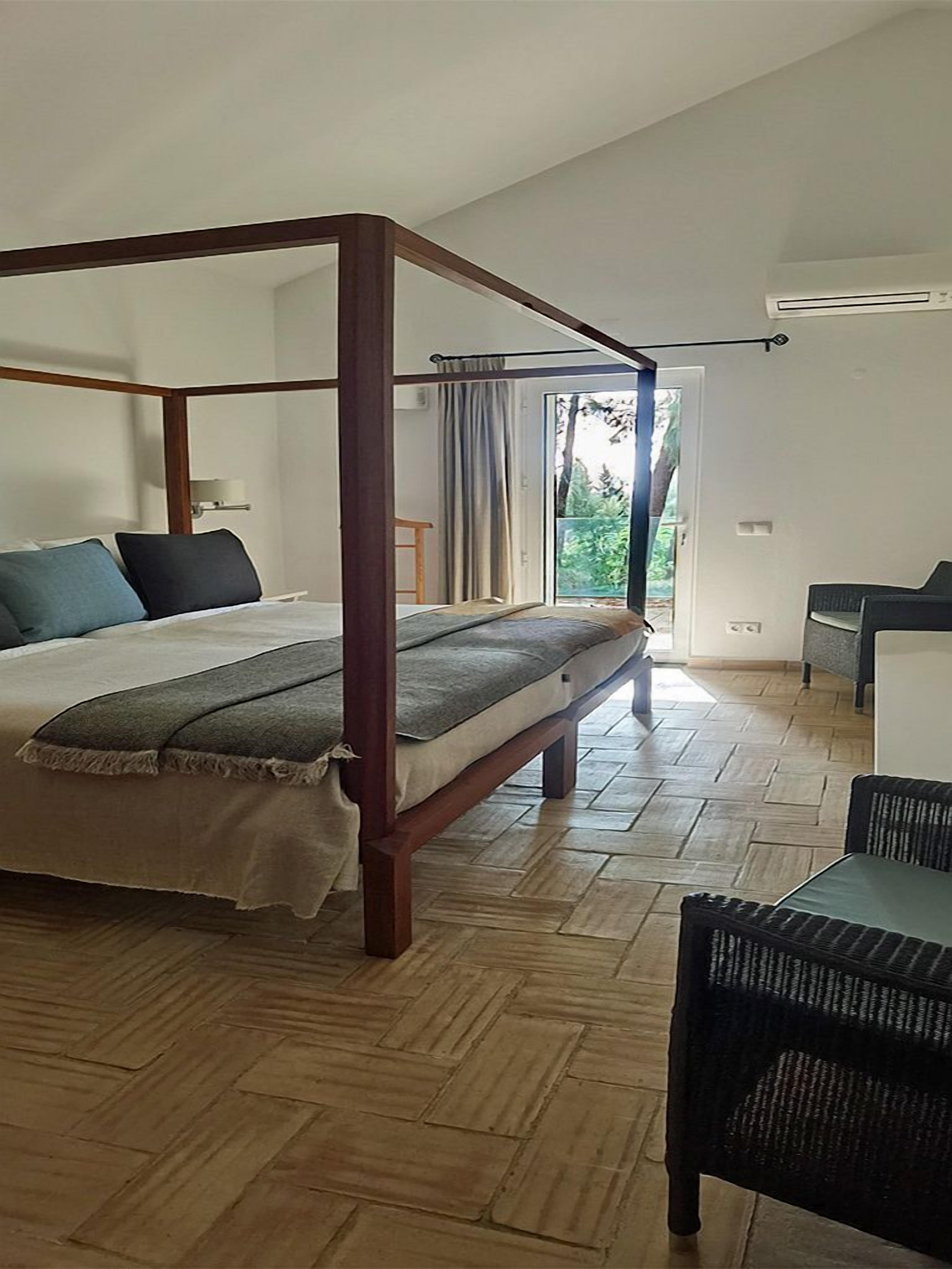 Deluxe Apartment, Ocean View | In-room safe, laptop workspace, soundproofing, iron/ironing board