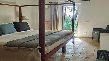 Deluxe Apartment, Ocean View | In-room safe, laptop workspace, soundproofing, iron/ironing board