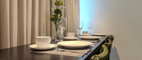 Basic Apartment | Dining