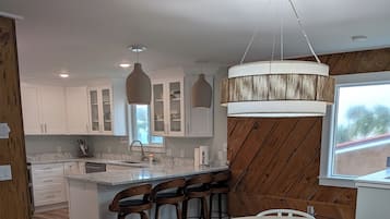 Micro-ondes, four, plaque de cuisson, lave-vaisselle