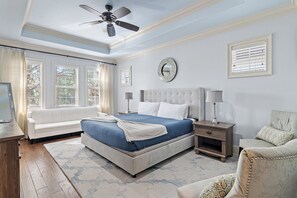 4 habitaciones, escritorio y tabla de planchar con plancha