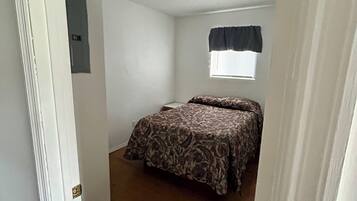 3 dormitorios, tabla de planchar con plancha, ropa de cama