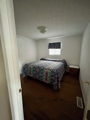 3 habitaciones, tabla de planchar con plancha y ropa de cama