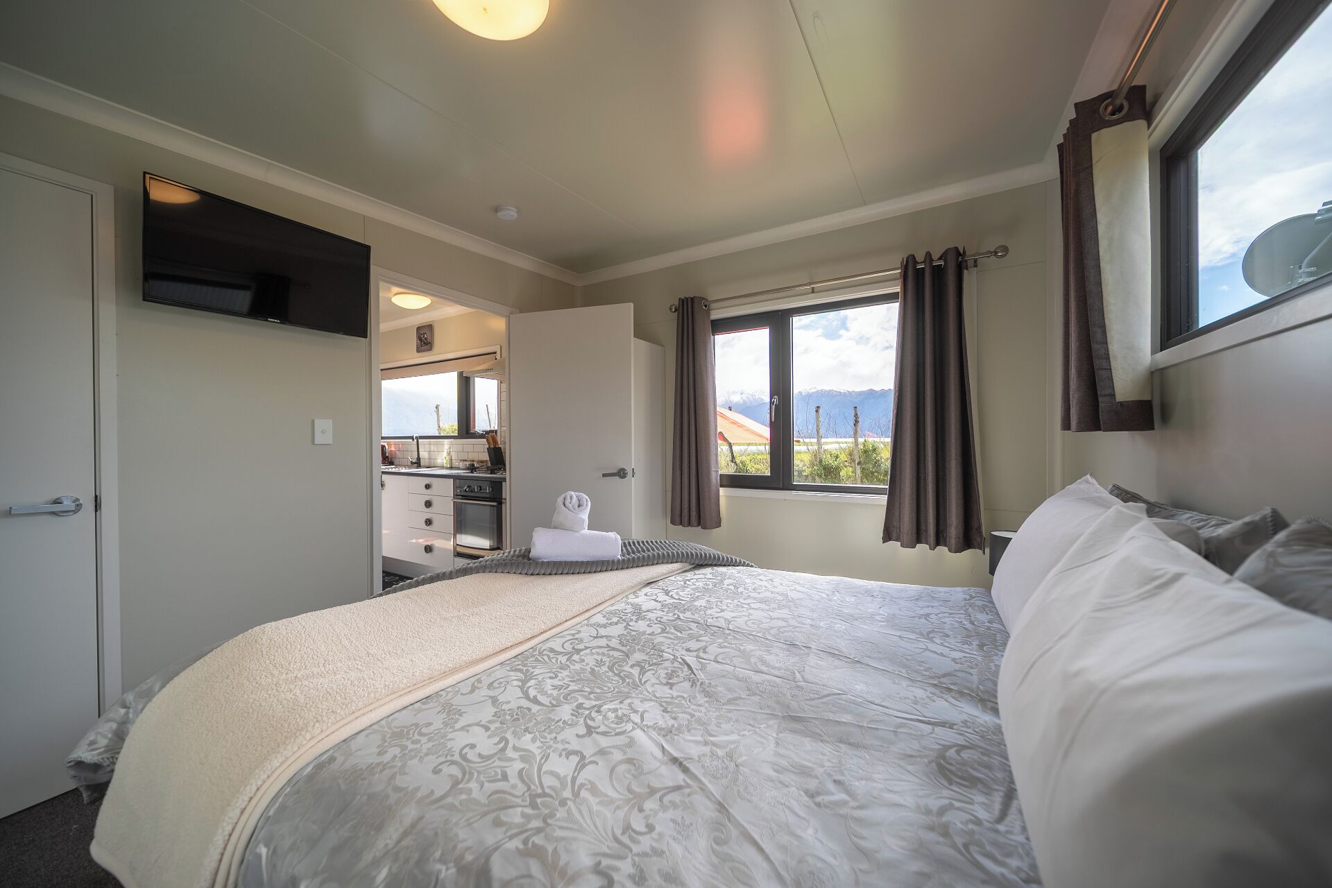 2 عدّة غرف نوم وواي فاي وملاءات أسرّة