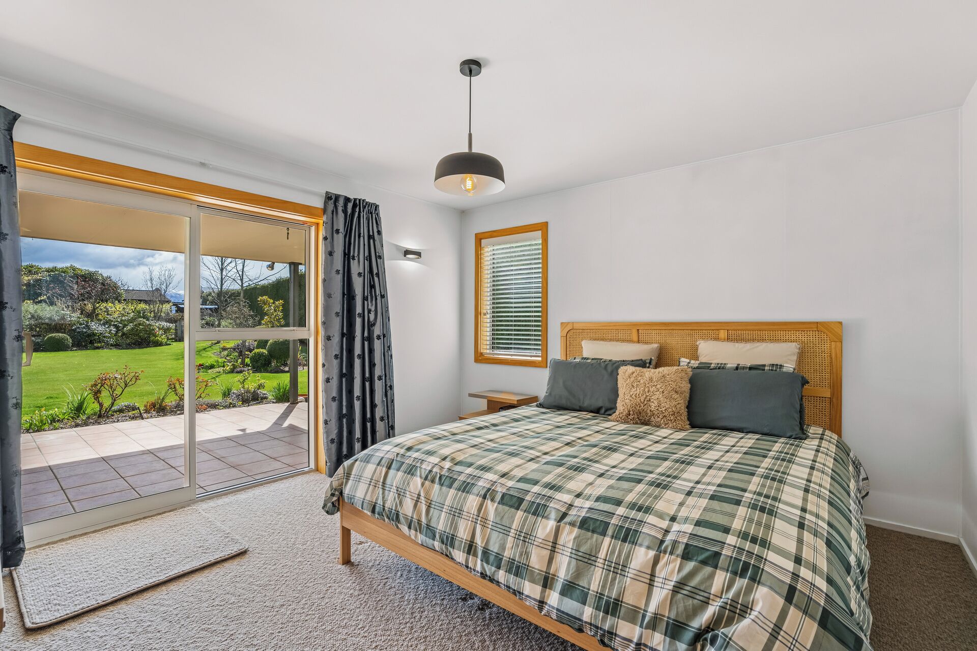 3 عدّة غرف نوم ومكواة/لوح كي وواي فاي وملاءات أسرّة