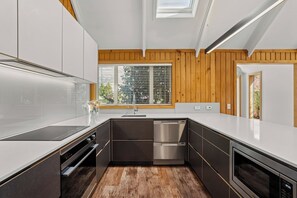 Frigorifero, microonde, lavastoviglie, macchina per tè/caffè