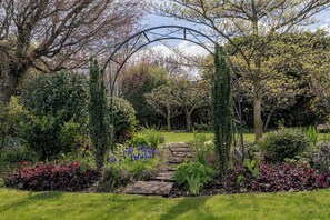 المنطقة المحيطة بالمنشأة