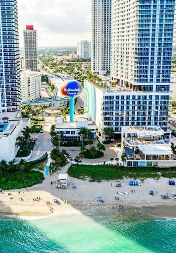 Delightful 2-bedroom apartment with AC in Hallandale Beach