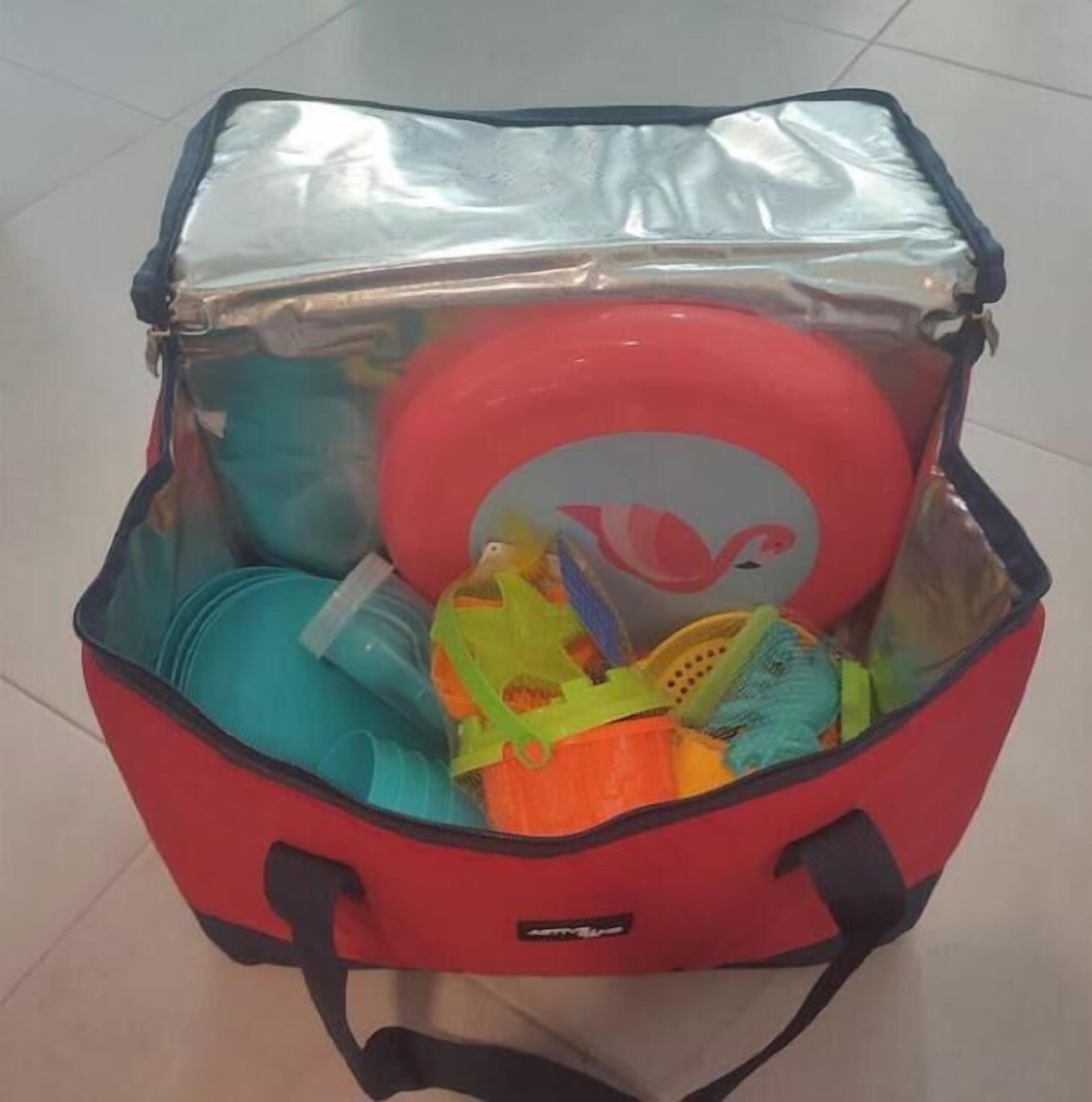 Una borsa trasparente rossa piena di diversi oggetti colorati, tra cui un frisbee rosso, un contenitore blu e un oggetto giallo.