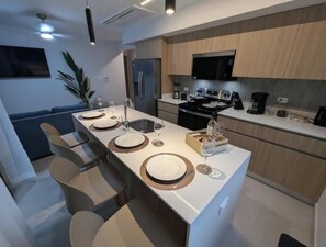 Kühlschrank, Mikrowelle, Ofen, Herdplatte