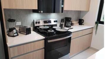 Een koelkast, een magnetron, een oven, een kookplaat