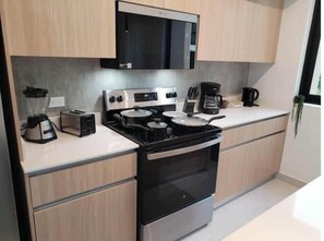 Een koelkast, een magnetron, een oven, een kookplaat