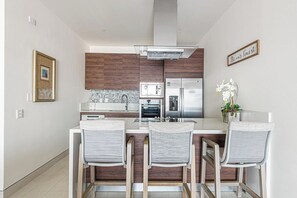 Geladeira, micro-ondas, fogão, cooktop