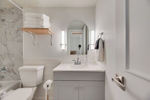 Bidet, Handtücher, Seife, Toilettenpapier