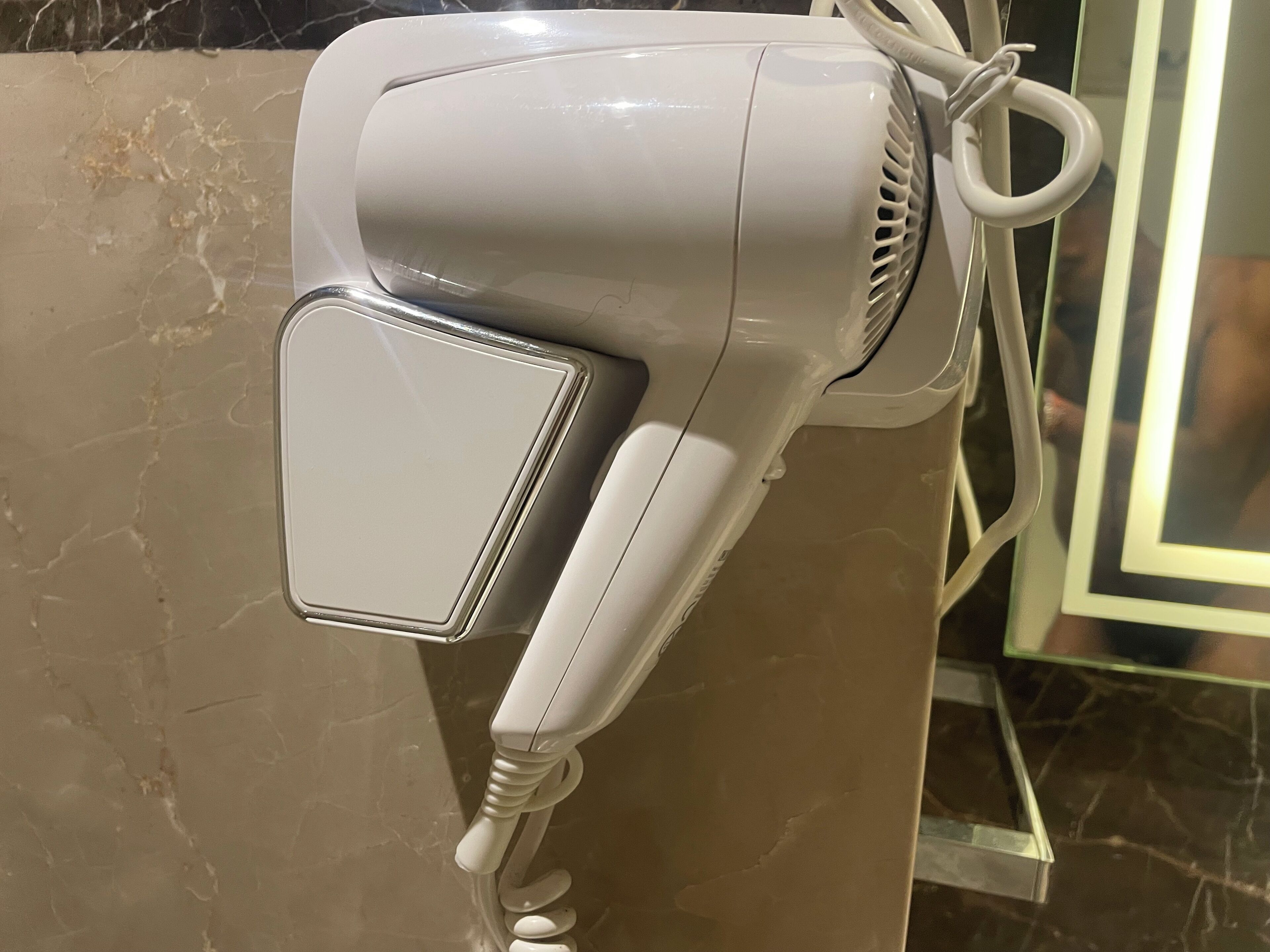 Secador de pelo, pantuflas, toallas