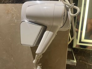 吹风机、拖鞋、毛巾